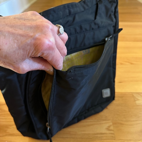 Ellington Messenger Bag Crossbody Bag Black - Picture 3 of 14